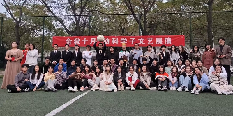 4ab62a6e2d3e4e329d576f417bc0797c.jpg 图为文艺展演大合照.jpg