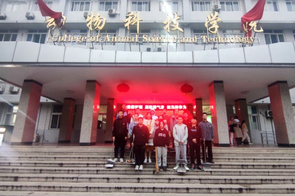 ddbfb5c854694341a464594bef356a7e.jpg 志愿者合照.jpg