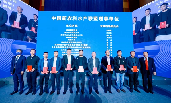 吉红教授代表小黄书
上台领取联盟成员单位与专家聘书_副本.jpg