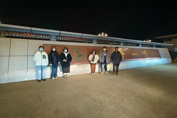 1d9535304c434ccaab57c62c0016a758.jpg 全体队员在中学门口合影.jpg