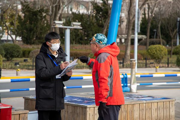 4acdd19b2e114ca7bd1d42f1ed2a190e.jpg 志愿者们正在向路人介绍活动.jpg