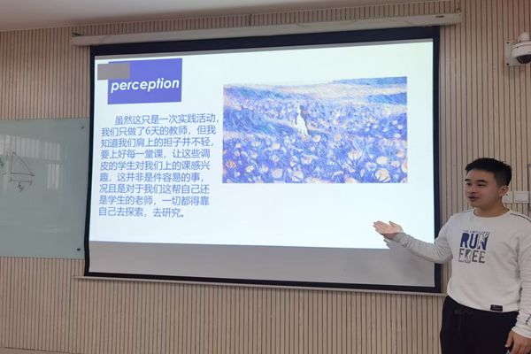 6db413bdf8fc454881009d1ccee77ae4.jpg 同学在分享感悟_副本.jpg