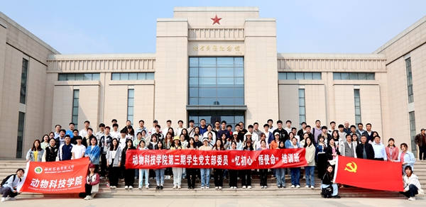 9e277a6b2f374cd2a1217fb34cb6758f.jpg 扶眉战役纪念馆合影留念.jpg