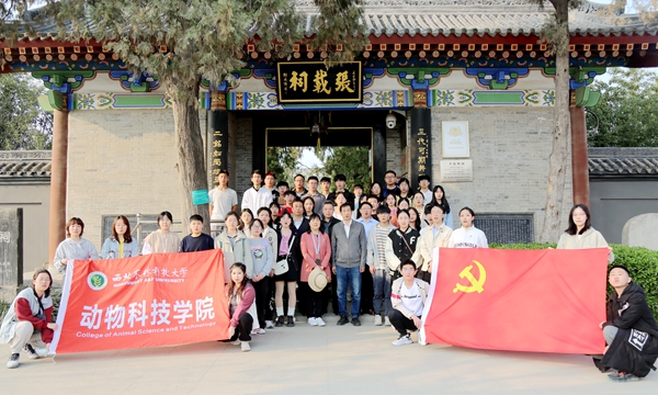 e1f4bce927b94ca192e4853cfc7da45e.jpg 张载祠合影留念.jpg