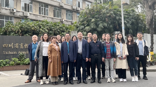 dae12fe847664197aac21ee3d6271946.jpg 6与四川省畜牧科学研究院团队合影_副本.jpg