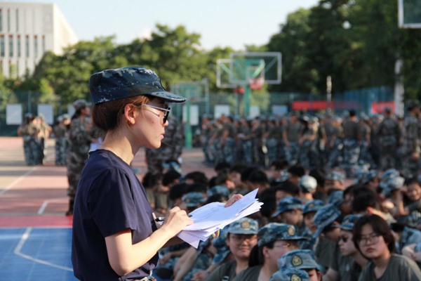 51ec600c9568465d822410d620fa9e06.png 辅导员师筝为大家讲解军训注意事项.png