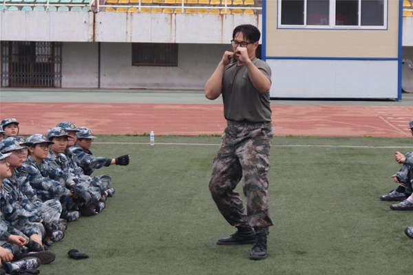 82963fb8530d4732974d873a9a2ce4ea.jpg 1-教官格斗技巧示范.JPG