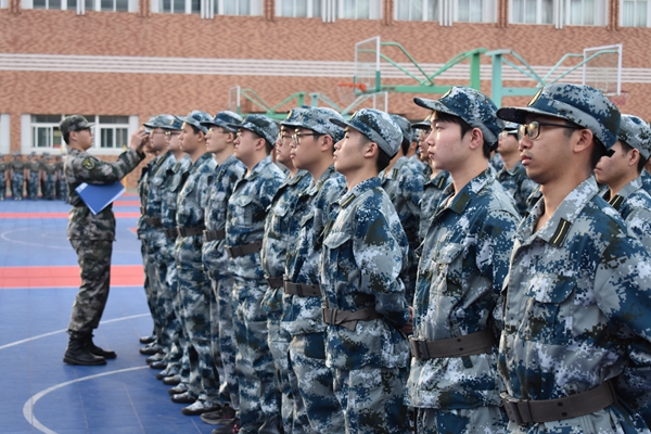 9c8955c0e3524e0f8ffdaafe44b66ba3.jpg 7-教官为学生整理着装.JPG