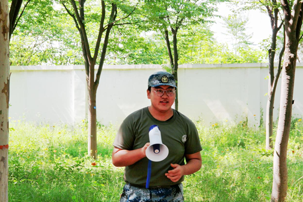 ee32a9bbac6d4b7190f8138c446e32d9.png 动科2203班韩兴宇为大家表演唱歌.png