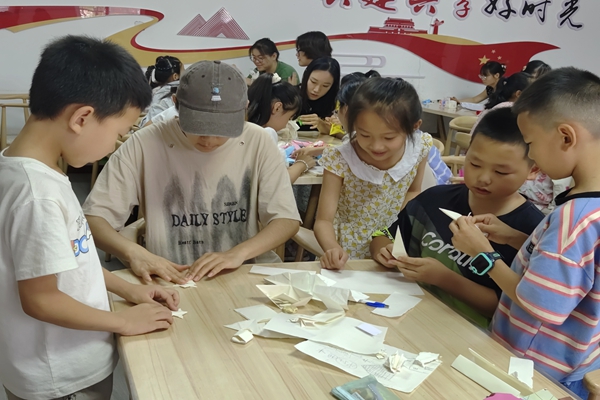 41f3cb34d8f643f5b16623ecfc5df81f.jpg 志愿者和小朋友们一起制作手工_副本.jpg