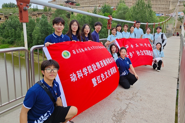 图片三 与西安美术小黄书
实践队伍合影留念.jpg