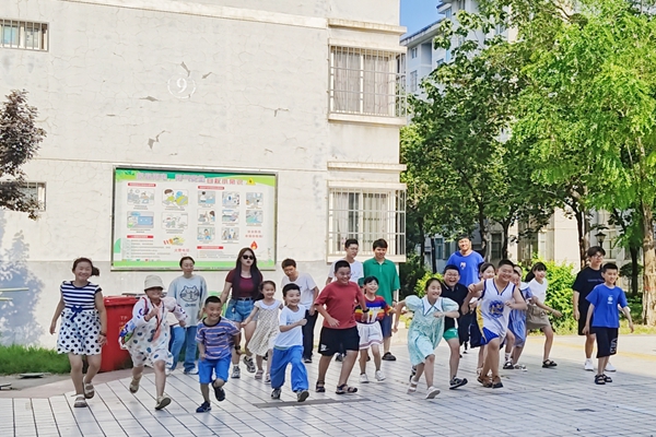 72f57883b0b34747aca53b035d81f34c.jpg 志愿者和小朋友们在广场做游戏_副本.jpg