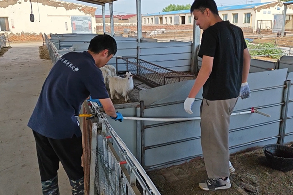 7e8e9a9ad7414650af5a1f0a07e8b8b9.jpg 图片一 队员修理给水管道.jpg