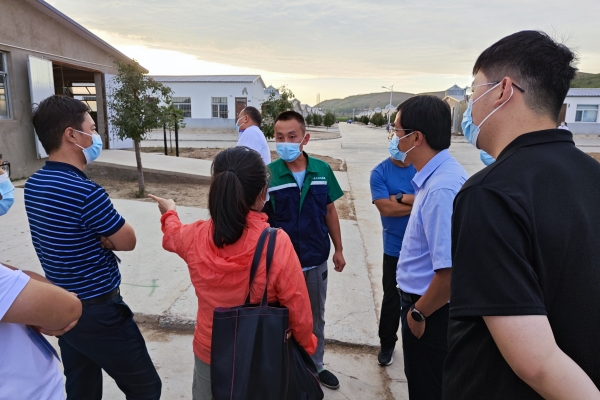 083aa43c37ce4ef090a23e854b32c7cb.jpg 图片三 指导教师杨雨鑫与厂区负责人沟通交流_副本.jpg