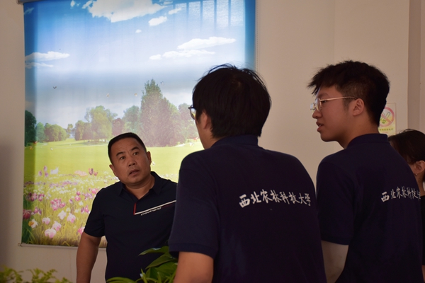 093ced11c8b44be2a694cc356208a062.jpg 实践队与村民交流羊养殖问题.jpg