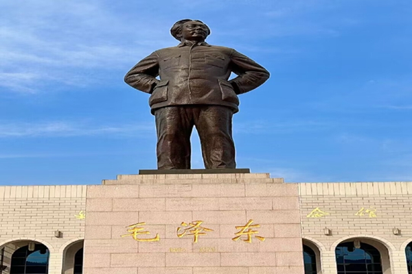 30f5b22aeae34522bb5a4629981fc73c.jpg 图3延安革命纪念馆毛主席像.jpg