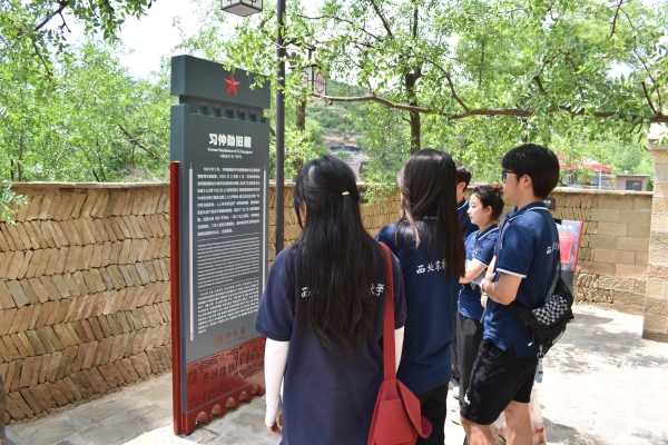 3a6fb58a74b242e094ceada13fedfcb5.jpg 图片九 队员参观习仲勋旧居.JPG