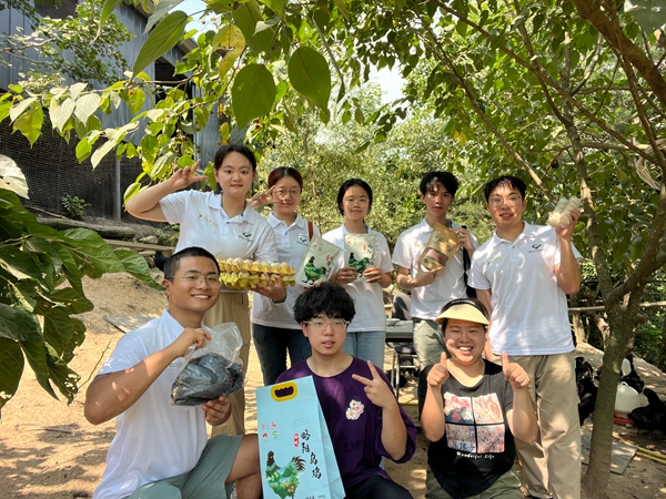 7aac8267c4214de58d7dd5397fa950de.jpg 直播人员在场地合影留念.jpg