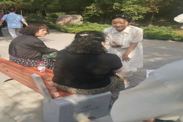 82ded4eec2a64be6916bd8c5c4aafbcf.jpg 图2队员进行采访.jpg