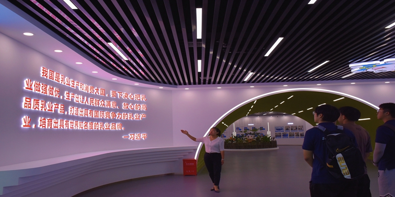 cb0605cf14914e59b4f71c013b0a87cd.jpg 在5G牧场内听讲解.jpg