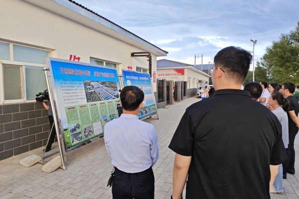 d76039a424a64aa7b05a5305a14f94b0.jpg 图片二 厂区负责人向大家介绍厂区发展情况_副本.jpg