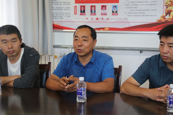 f0873d97a75e44af8bc691ed77f274c2.jpg 村干部介绍湖羊养殖情况.jpg