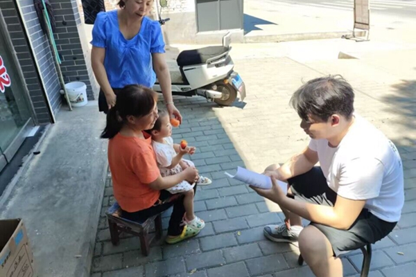 0b850455d0374583a698a148f256489a.jpg 实践团队进行村情访谈.jpg