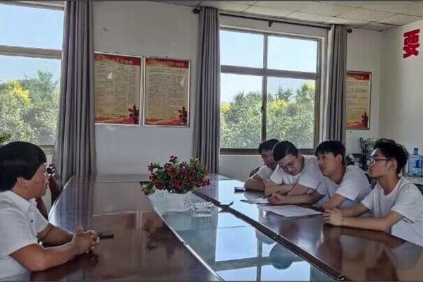 0de00baa31fb47c3a5eb87ecc46c8265.jpg 实践团队采访村干部.jpg