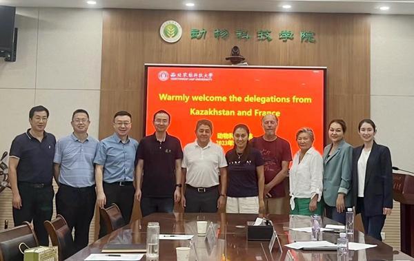 5dcc946d81c443c2b215ccedb10824a1.jpg 合影.jpg