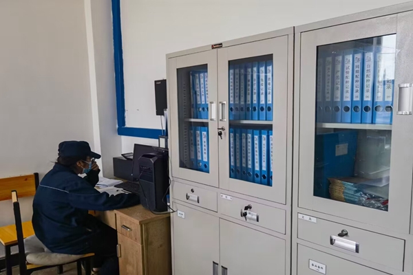 7540990d4308465f98531b9ae4e2b5c0.jpg 服务队查阅基地档案资料.jpg