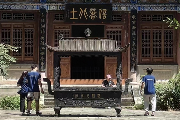 936c05064327459d9c425a7c735de1a6.jpg 队员们参观武侯墓.jpg