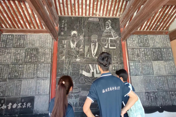 970e6809e8f54d3db446f5778e8be766.jpg 队员们参观诸葛古镇.jpg