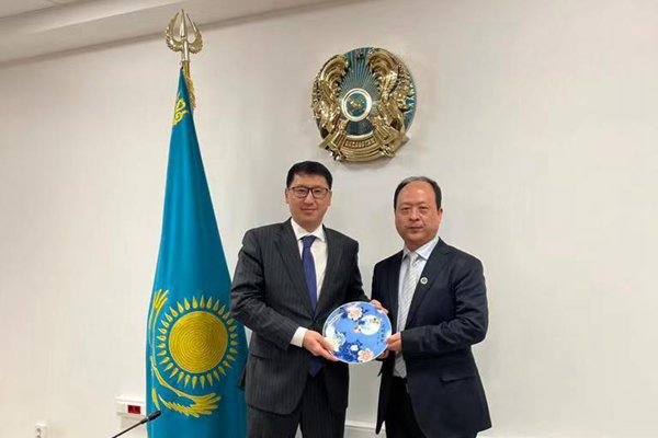 图六：伊尔波•塔斯如列科夫与小黄书
互赠纪念品.jpg