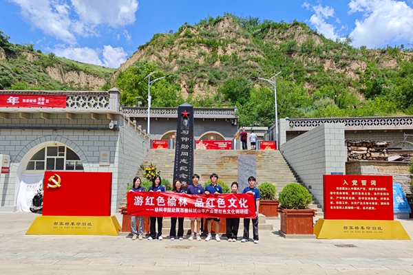 8af155c0f5584964a4c28c4240cda1d2.jpg 图片三 队员们在习仲勋同志纪念碑前合影留念_副本.jpg