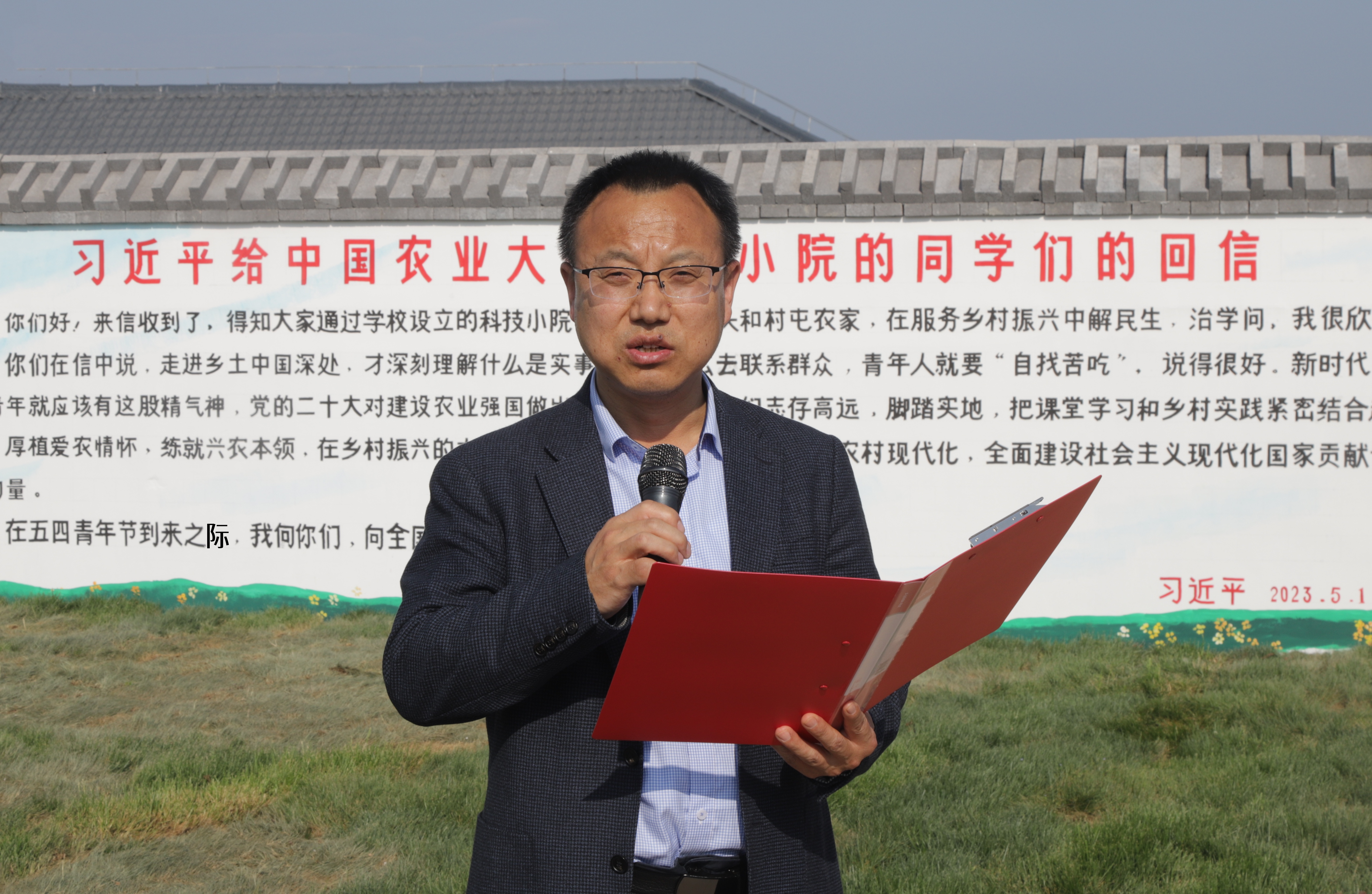 小黄书
党委副书记王力领学回信精神