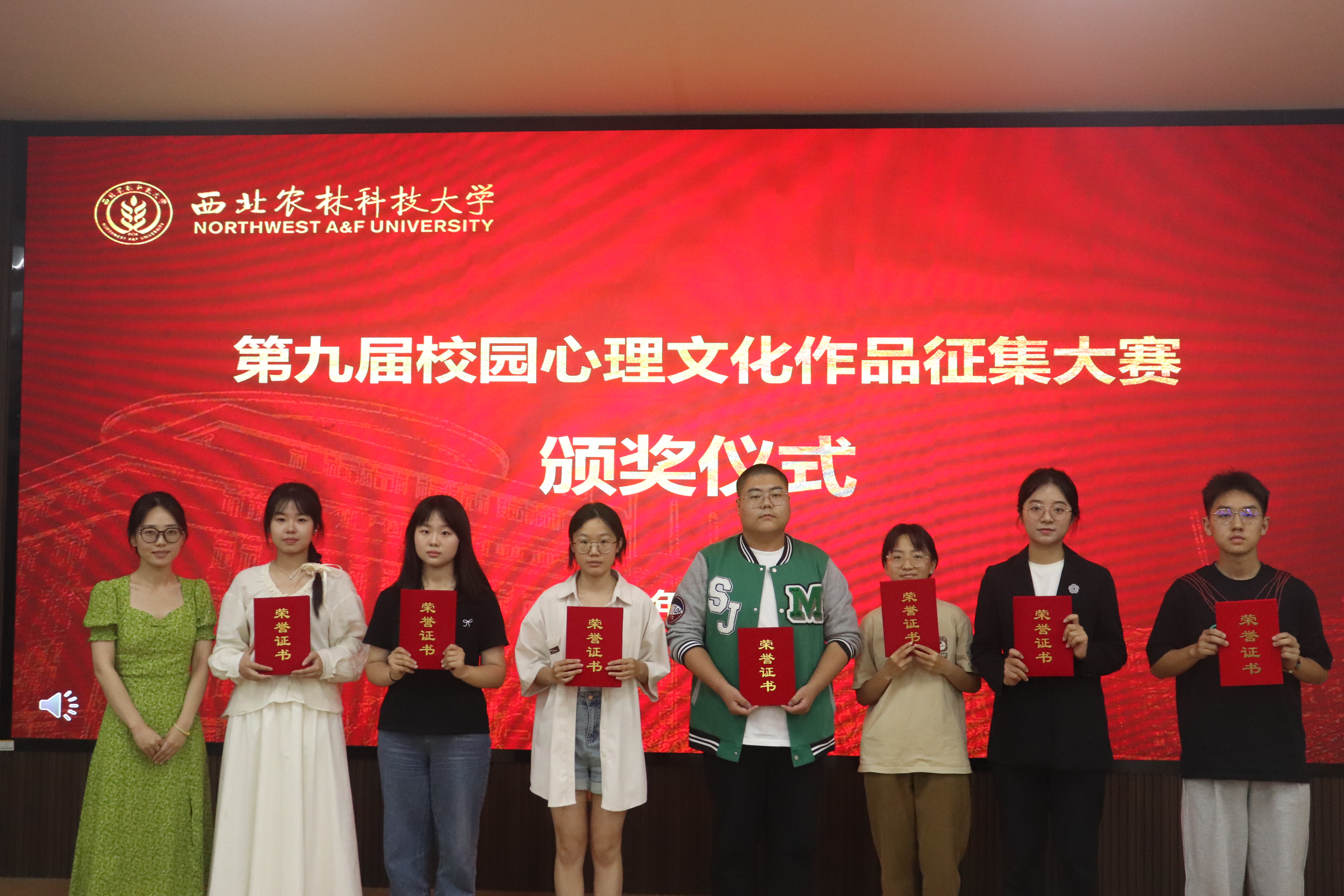 小黄书
辅导员师筝为荣获三等奖学生颁奖.JPG