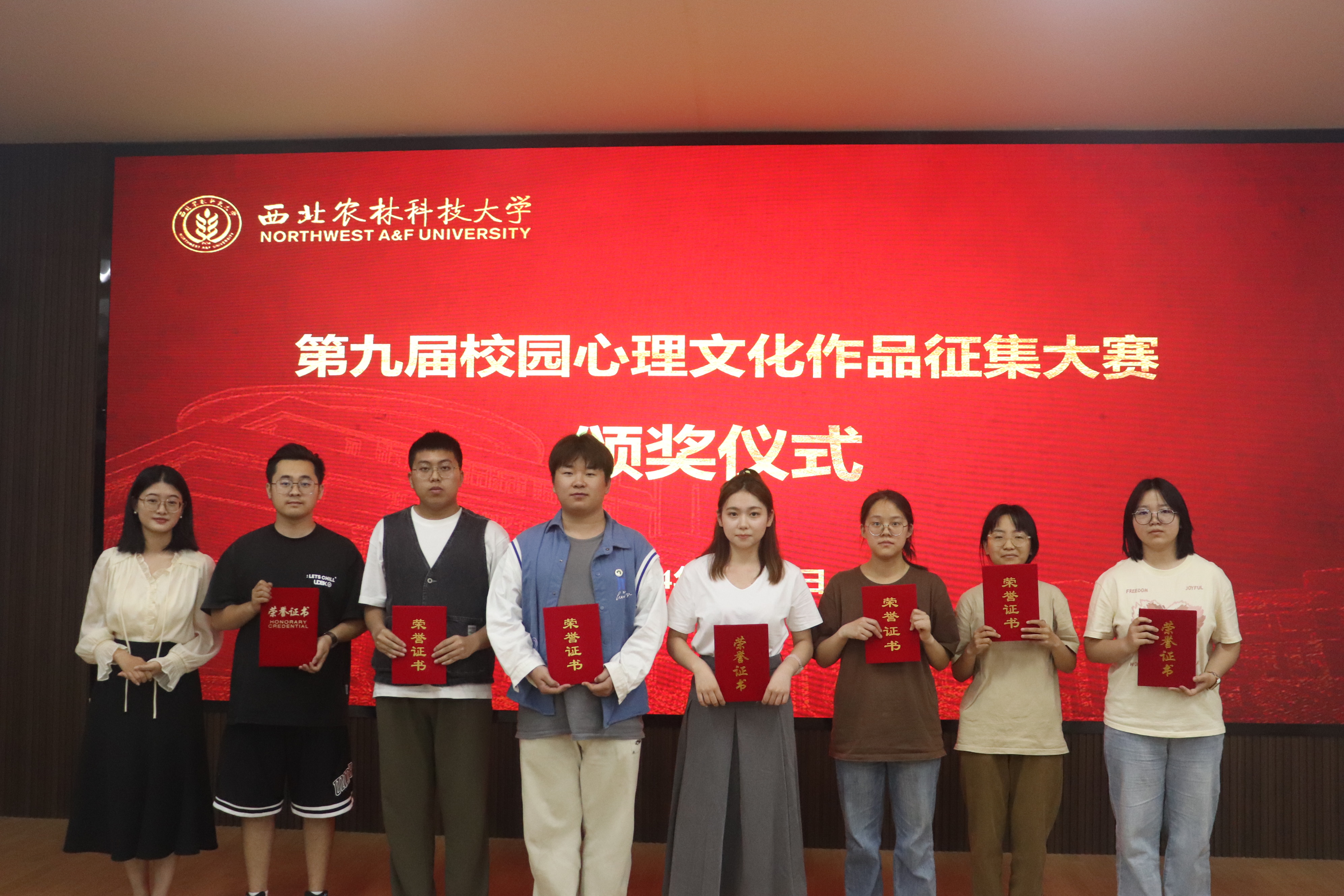 化药小黄书
李冬春为荣获优秀奖学生颁奖.JPG