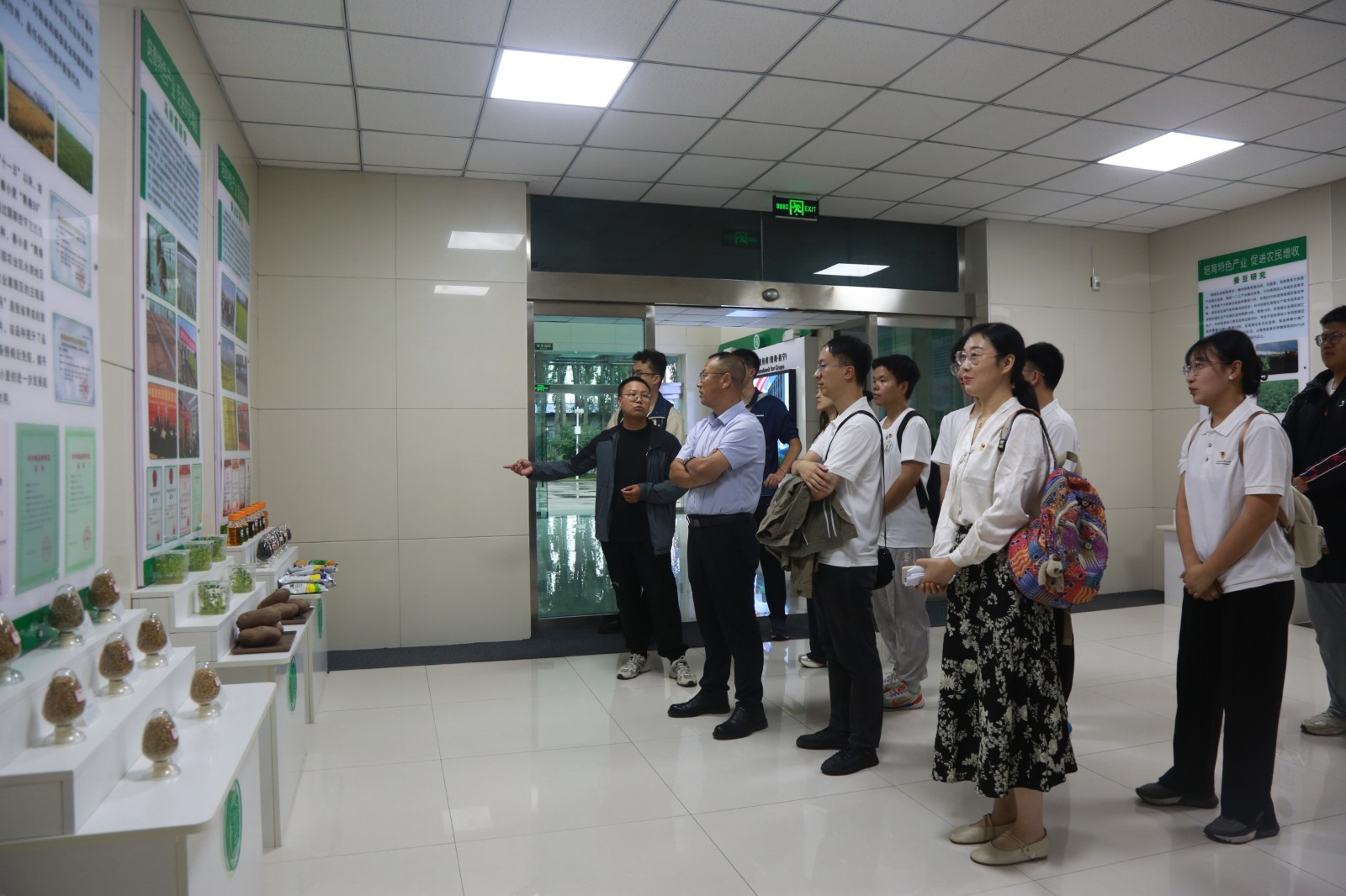 (图2认真参观农作物种质资源库).JPG