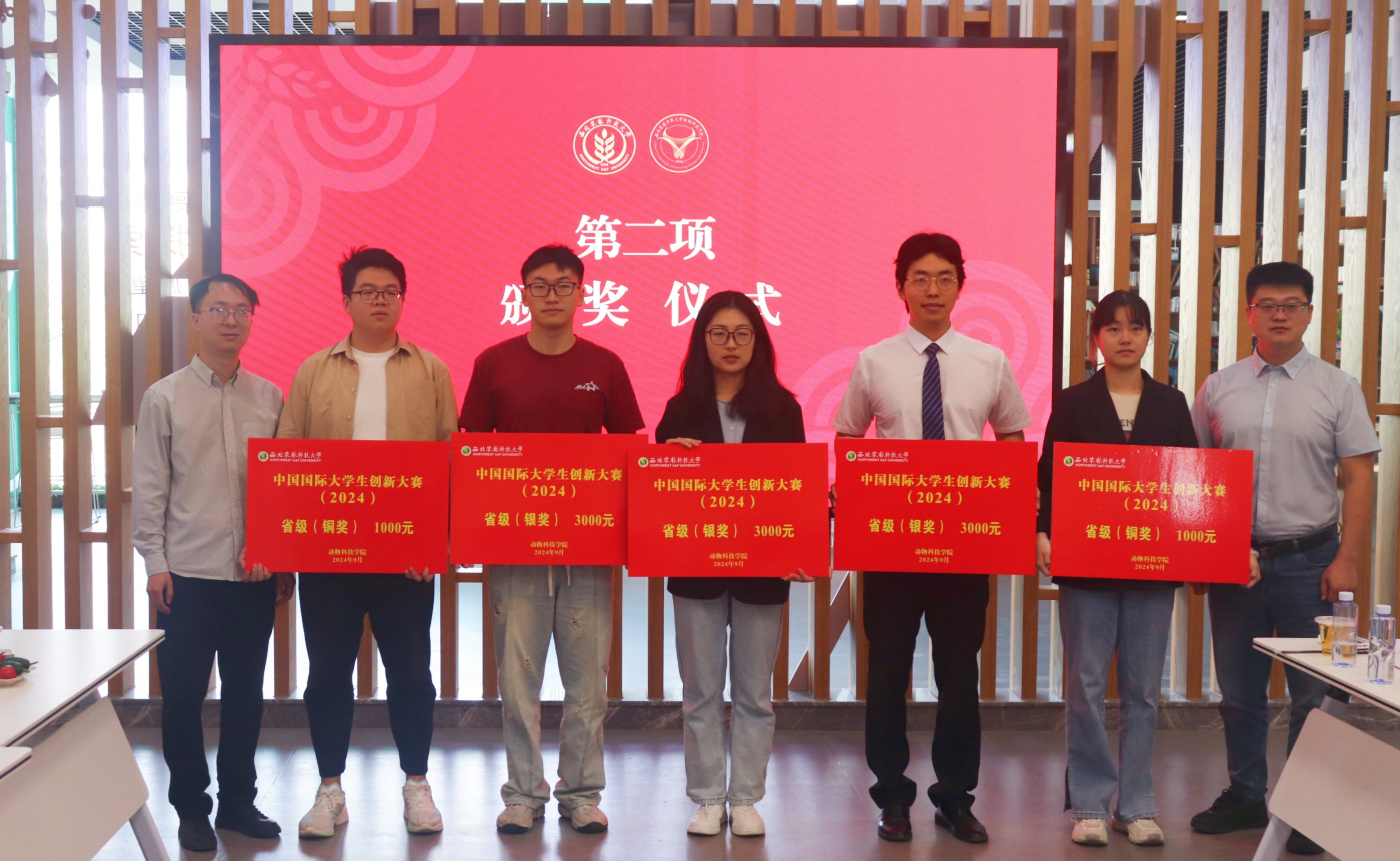 校团委科技创新部部长邵禹华、小黄书
团委书记张宇为省级银奖、铜奖获奖代表颁奖_副本.jpg