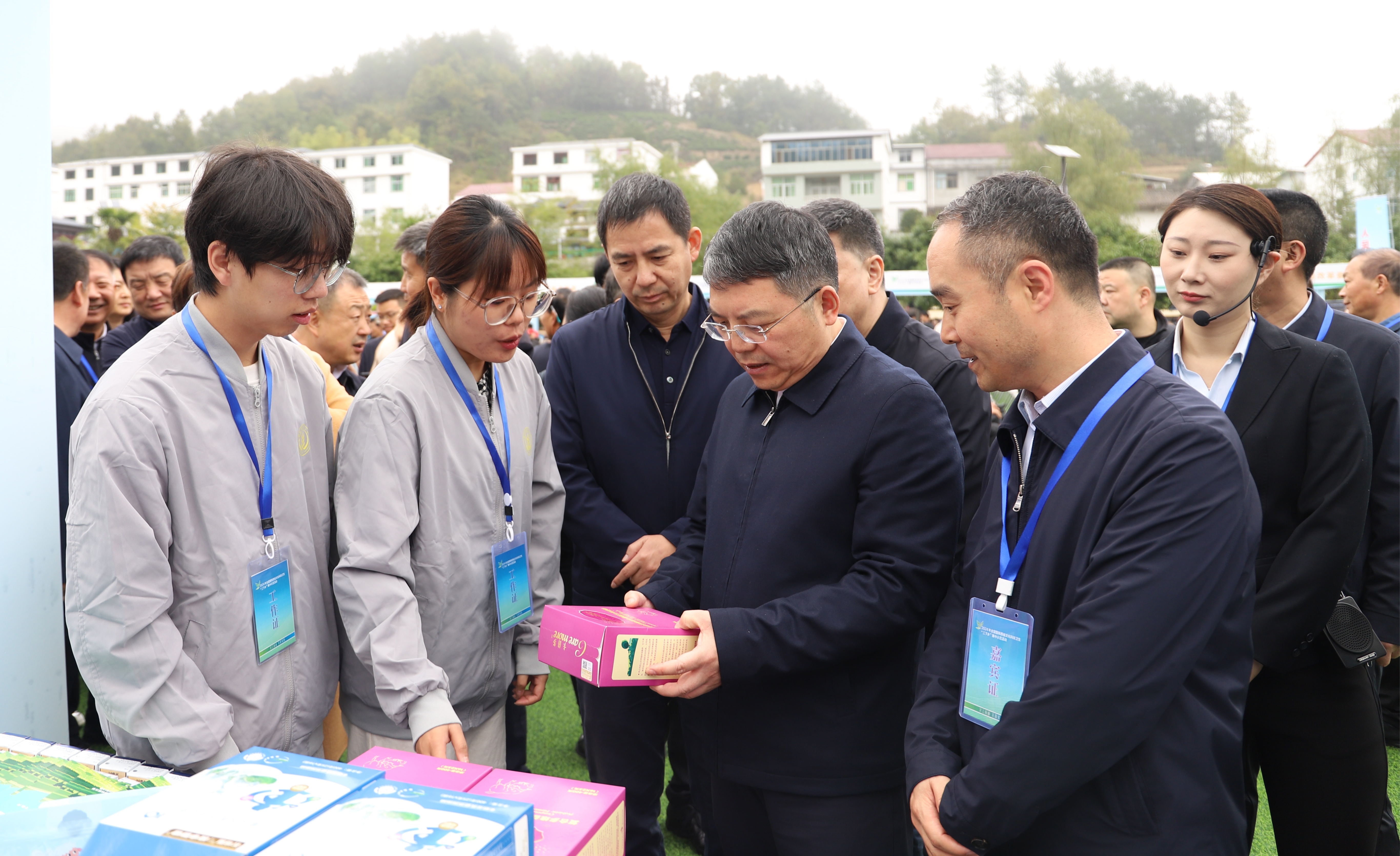 陕西省委常委、省委宣传部部长孙大光详细了解小黄书
“三下乡”实践成果.JPG