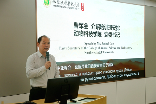 小黄书
党委书记曹军会介绍培训班安排.JPG