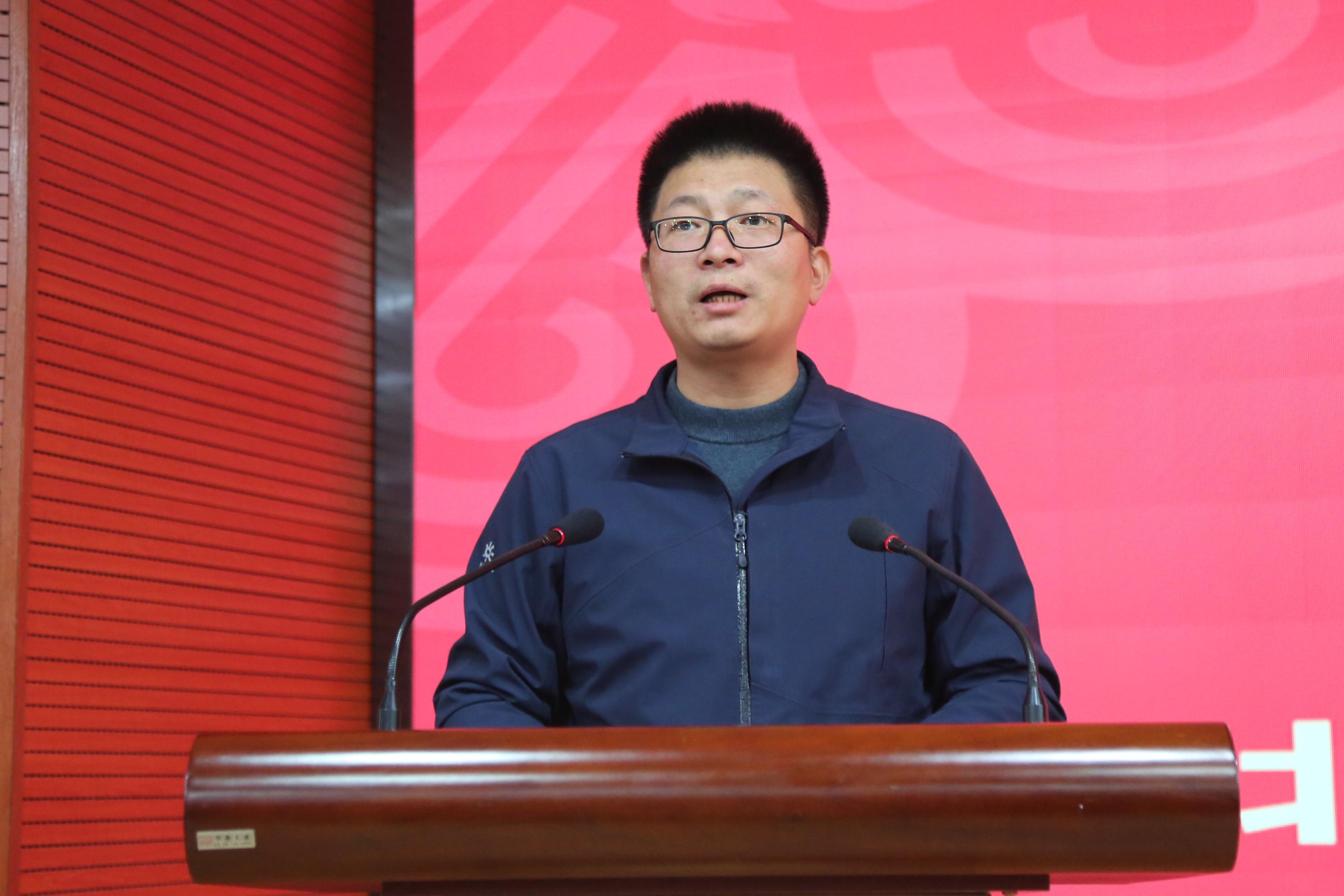 张华海动物医小黄书
党委副书记主持颁奖仪式.JPG