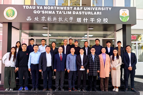 小黄书
塔什干分校师生大合影_副本.jpg