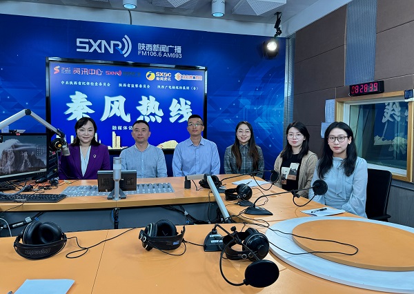 陕西广播电视台《秦风热线》访谈“赴陕北革命老区乡村振兴团”项目带队老师（右一）.jpg