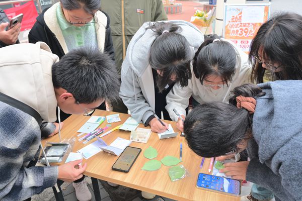 图一 同学们用心书写节粮爱粮标语.JPG